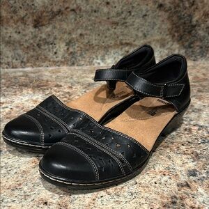 Clark’s Collection Soft Cushion Black Leather Women's 7 Shoes w/adjustable strap